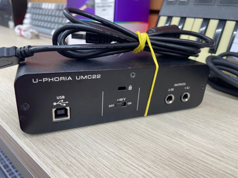Звуковая карта Behringer UMC22